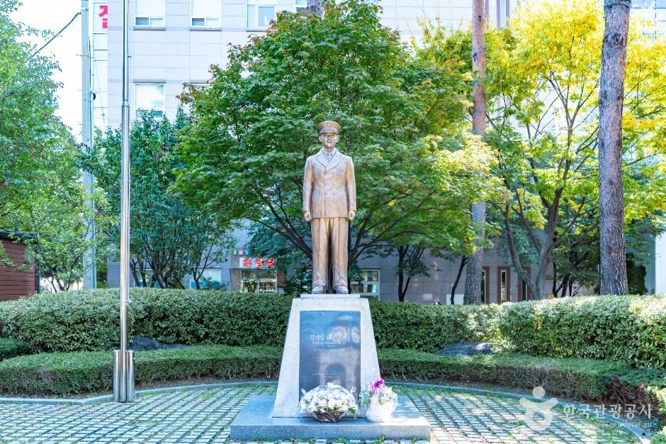 윌리엄해밀턴쇼 동상
